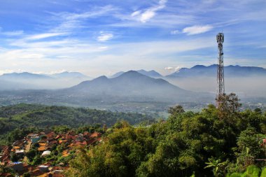 Sumedang, Batı Java, Endonezya 'da mavi gökyüzü olan dağ manzarası