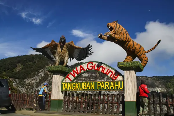 stock image Bandung, Indonesia - July 7, 2020: A statue landmark of Mount Tangkuban Perahu.