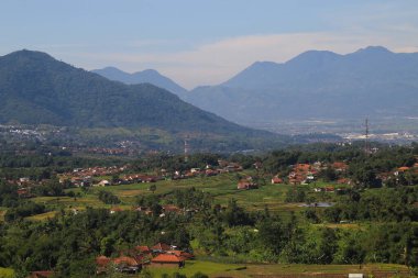 Sumedang, Batı Java, Endonezya 'da mavi gökyüzü olan dağ manzarası