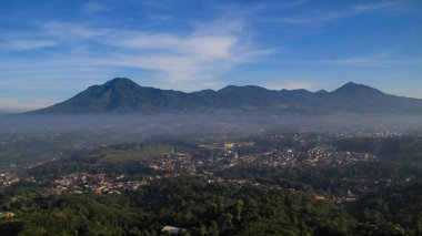 Sumedang, Batı Java, Endonezya 'da mavi gökyüzü olan dağ manzarası