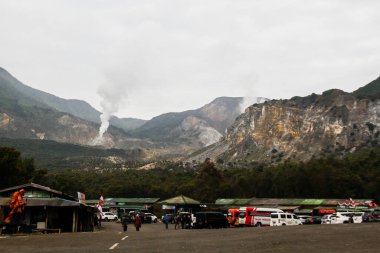 Papandayan Dağı 'nın genel görünümü ve krateri Garut, Batı Cava' da turistler için en popüler yerdir..