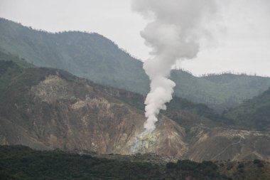 Papandayan Dağı 'nın genel görünümü ve krateri Garut, Batı Cava' da turistler için en popüler yerdir..