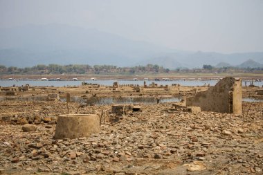 Endonezya 'da yaz aylarında kuraklık ve sıcak hava dalgası yüzünden orta tarım kanalı kuruyor. Yaz mevsiminde yaz mevsiminde su krizi ve su stresi, yaz mevsiminde kuraklık.