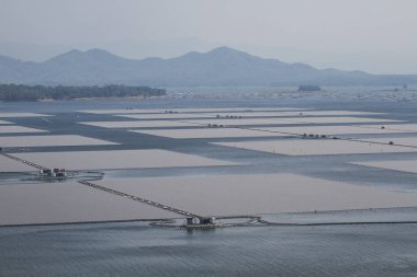 Waduk Cirata gölündeki yüzen güneş panelleri ya da güneş pili platformu sisteminin havadan görüntüsü. Suyu olan enerji santrali, yenilenebilir enerji kaynağı. Sanayide elektrik enerjisi için eko teknoloji.