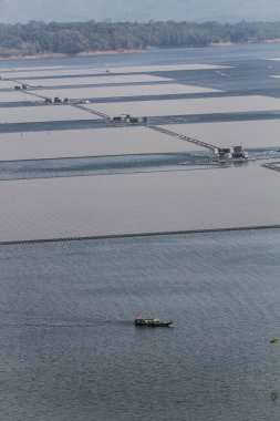Waduk Cirata gölündeki yüzen güneş panelleri ya da güneş pili platformu sisteminin havadan görüntüsü. Suyu olan enerji santrali, yenilenebilir enerji kaynağı. Sanayide elektrik enerjisi için eko teknoloji.