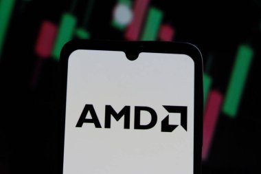Bandung, Endonezya - 16 Haziran 2025: Bu resimde, AMD (Gelişmiş Mikro Aygıtlar) logosu akıllı telefon ekranında görüntülenir.