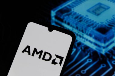 Bandung, Endonezya - 16 Haziran 2025: Bu resimde, AMD (Gelişmiş Mikro Aygıtlar) logosu akıllı telefon ekranında görüntülenir.