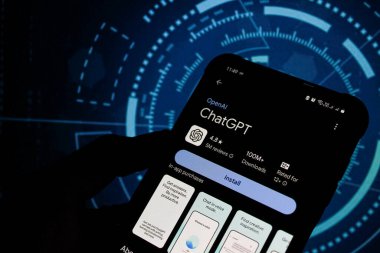 Bandung, Endonezya - Bölüm 4, 2024: Bu resimde, Chat GPT AI logosu arka planda Açık Yapay Zeka ile bir akıllı telefonda gösteriliyor.