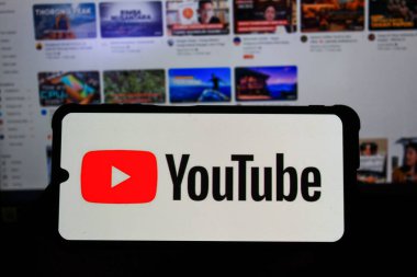 Bandung, Batı Java - 30 Eylül 2024: Bu fotoğraf illüstrasyonunda, Youtube Logosu akıllı telefondan görüntülendi.