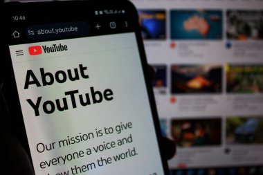 Bandung, Batı Java - 30 Eylül 2024: Bu fotoğraf illüstrasyonunda, Youtube Logosu akıllı telefondan görüntülendi.