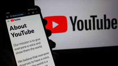 Bandung, Batı Java - 30 Eylül 2024: Bu fotoğraf illüstrasyonunda, Youtube Logosu akıllı telefondan görüntülendi.