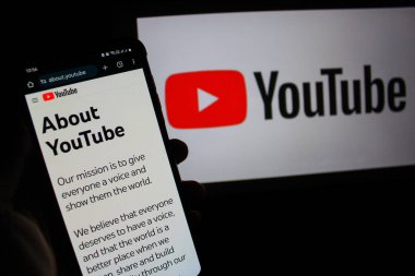 Bandung, Batı Java - 30 Eylül 2024: Bu fotoğraf illüstrasyonunda, Youtube Logosu akıllı telefondan görüntülendi.