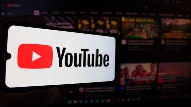 Bandung, Batı Java - 30 Eylül 2024: Bu fotoğraf illüstrasyonunda, Youtube Logosu akıllı telefondan görüntülendi.