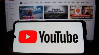 Bandung, Batı Java - 30 Eylül 2024: Bu fotoğraf illüstrasyonunda, Youtube Logosu akıllı telefondan görüntülendi.