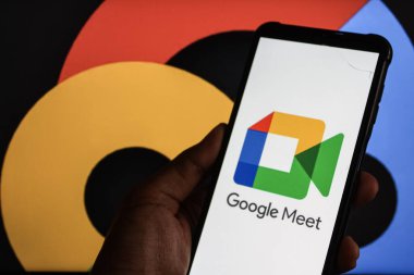 4 Şubat 2025, Bandung, Batı Java, Endonezya: Bu resimde, Google Meet logosu akıllı telefon ekranında görüntülenmektedir.