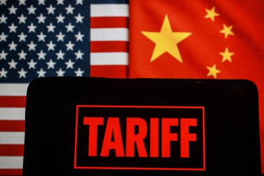 Bandung, Endonezya - 11 Nisan 2025: Bu fotoğraf illüstrasyonunda, Tarif metni akıllı telefon ekranında ve arka planda ABD ve Çin 'in bayraklarında gösteriliyor.