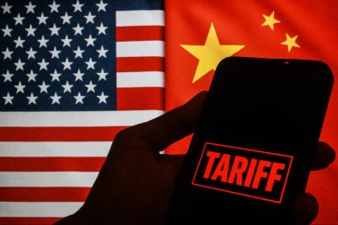 Bandung, Endonezya - 11 Nisan 2025: Bu fotoğraf illüstrasyonunda, Tarif metni akıllı telefon ekranında ve arka planda ABD ve Çin 'in bayraklarında gösteriliyor.