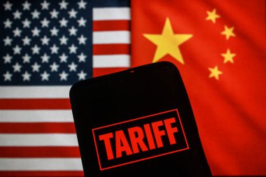 Bandung, Endonezya - 11 Nisan 2025: Bu fotoğraf illüstrasyonunda, Tarif metni akıllı telefon ekranında ve arka planda ABD ve Çin 'in bayraklarında gösteriliyor.