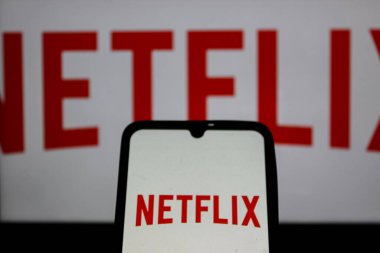 Bandung, Endonezya - Mart, 15, 2025: Bu resimde Netflix Logosu arka planda Netflix web ile akıllı telefon ekranında görüntülendi.