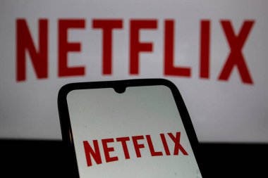 Bandung, Endonezya - Mart, 15, 2025: Bu resimde Netflix Logosu arka planda Netflix web ile akıllı telefon ekranında görüntülendi.