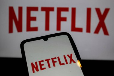 Bandung, Endonezya - Mart, 15, 2025: Bu resimde Netflix Logosu arka planda Netflix web ile akıllı telefon ekranında görüntülendi.