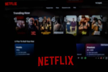 Bandung, Endonezya - Mart, 15, 2025: Bu resimde Netflix Logosu arka planda Netflix web ile akıllı telefon ekranında görüntülendi.