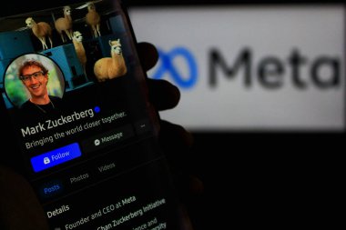 28 Ekim 2024 - Bandung, Endonezya: Bu resimde, Mark Zuckerberg hesap profili arka planda Meta logosu olan bir akıllı telefonda gösteriliyor.