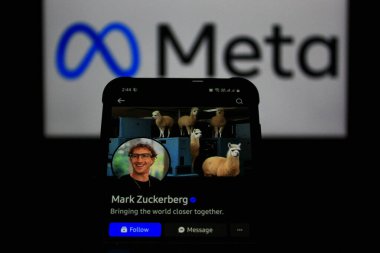 28 Ekim 2024 - Bandung, Endonezya: Bu resimde, Mark Zuckerberg hesap profili arka planda Meta logosu olan bir akıllı telefonda gösteriliyor.