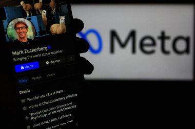 28 Ekim 2024 - Bandung, Endonezya: Bu resimde, Mark Zuckerberg hesap profili arka planda Meta logosu olan bir akıllı telefonda gösteriliyor.