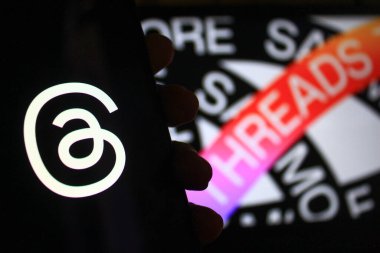 28 Ekim 2024 - Bandung, Endonezya: Bu fotoğraf illüstrasyonunda, arka planda akıllı telefon ve Meta logosu üzerinde görülen iplikler.