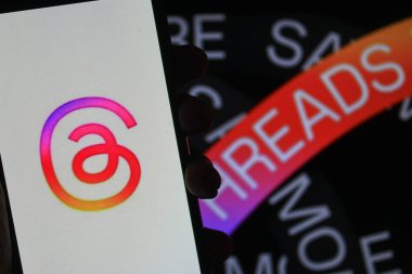 28 Ekim 2024 - Bandung, Endonezya: Bu fotoğraf illüstrasyonunda, arka planda akıllı telefon ve Meta logosu üzerinde görülen iplikler.