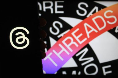 28 Ekim 2024 - Bandung, Endonezya: Bu fotoğraf illüstrasyonunda, arka planda akıllı telefon ve Meta logosu üzerinde görülen iplikler.