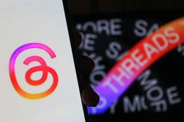 28 Ekim 2024 - Bandung, Endonezya: Bu fotoğraf illüstrasyonunda, arka planda akıllı telefon ve Meta logosu üzerinde görülen iplikler.