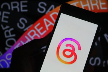 28 Ekim 2024 - Bandung, Endonezya: Bu fotoğraf illüstrasyonunda, arka planda akıllı telefon ve Meta logosu üzerinde görülen iplikler.