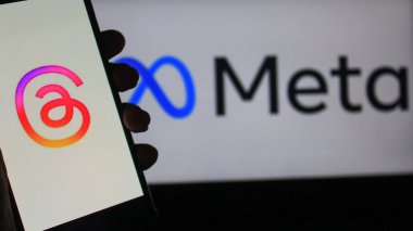 28 Ekim 2024 - Bandung, Endonezya: Bu fotoğraf illüstrasyonunda, arka planda akıllı telefon ve Meta logosu üzerinde görülen iplikler.