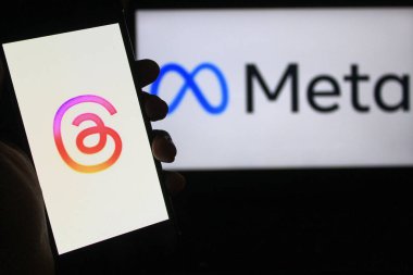 28 Ekim 2024 - Bandung, Endonezya: Bu fotoğraf illüstrasyonunda, arka planda akıllı telefon ve Meta logosu üzerinde görülen iplikler.