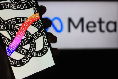 28 Ekim 2024 - Bandung, Endonezya: Bu fotoğraf illüstrasyonunda, arka planda akıllı telefon ve Meta logosu üzerinde görülen iplikler.