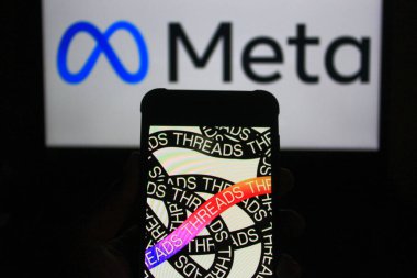 28 Ekim 2024 - Bandung, Endonezya: Bu fotoğraf illüstrasyonunda, arka planda akıllı telefon ve Meta logosu üzerinde görülen iplikler.