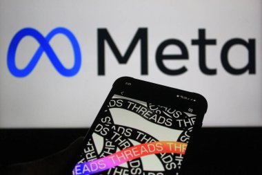 28 Ekim 2024 - Bandung, Endonezya: Bu fotoğraf illüstrasyonunda, arka planda akıllı telefon ve Meta logosu üzerinde görülen iplikler.