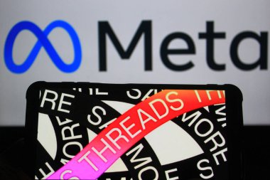 28 Ekim 2024 - Bandung, Endonezya: Bu fotoğraf illüstrasyonunda, arka planda akıllı telefon ve Meta logosu üzerinde görülen iplikler.