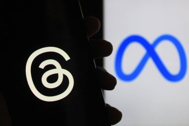 28 Ekim 2024 - Bandung, Endonezya: Bu fotoğraf illüstrasyonunda, arka planda akıllı telefon ve Meta logosu üzerinde görülen iplikler.