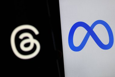 28 Ekim 2024 - Bandung, Endonezya: Bu fotoğraf illüstrasyonunda, arka planda akıllı telefon ve Meta logosu üzerinde görülen iplikler.