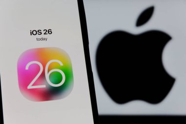 Bandung, Endonezya - 10 Haziran 2025: Bu resimde, Apple iOS 26 logosu akıllı telefon ekranında gösteriliyor.