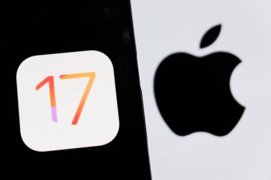 Bandung, Endonezya - 27 Ağustos 2025: Bu resimde Ios 17 Iphone logosu arka planda Apple logosu olan bir akıllı telefonda sergileniyor. 