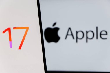 Bandung, Endonezya - 27 Ağustos 2025: Bu resimde Ios 17 Iphone logosu arka planda Apple logosu olan bir akıllı telefonda sergileniyor. 