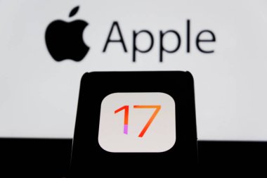 Bandung, Endonezya - 27 Ağustos 2025: Bu resimde Ios 17 Iphone logosu arka planda Apple logosu olan bir akıllı telefonda sergileniyor. 