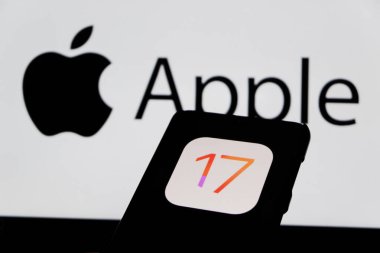 Bandung, Endonezya - 27 Ağustos 2025: Bu resimde Ios 17 Iphone logosu arka planda Apple logosu olan bir akıllı telefonda sergileniyor. 