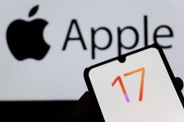 Bandung, Endonezya - 27 Ağustos 2025: Bu resimde Ios 17 Iphone logosu arka planda Apple logosu olan bir akıllı telefonda sergileniyor. 