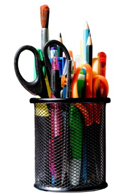 Kırtasiye malzemeleri siyah çelik sepetlerde ve beyaz veya şeffaf bir arkaplanda izole edilmiş. Öğrenme ve eğitim ekipmanı tasarım nesne elementleri.