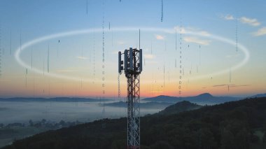 Ana istasyon telekomünikasyon kulesi dijital ikili kod karakterleriyle çevrili. 5G küresel bağlantı bilgi ileticisi hücresel anten